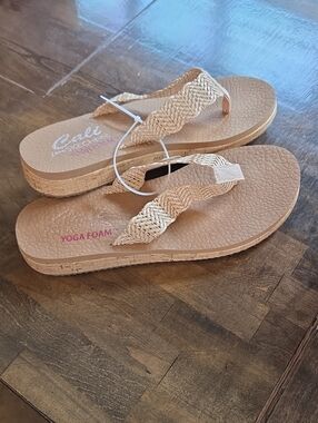 Skechers Size 10 Women’s Tan Woven Thong Sandals with Yoga Foam